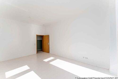 Wohnzimmer mit Blick Richtung Flur - 2 Zimmer Etagenwohnung in Berlin