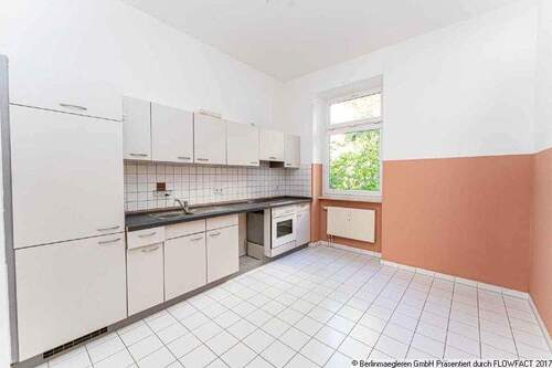 Küche mit Blick in den grünen Innenhof - 