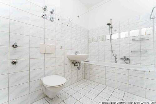 Badezimmer mit Waschmaschinenanschluss - 
