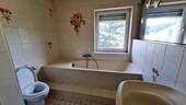 Badezimmer mit Wanne und WC - 