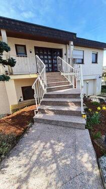 Treppe zur Hauptwohnung - 5 Zimmer Einfamilienhaus zum Kaufen in Heidenrod