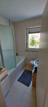 Bad mit Fenster- 2. OG - rechts - 