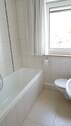Bad mit Fenster - Wohnung - 2. OG - links - 