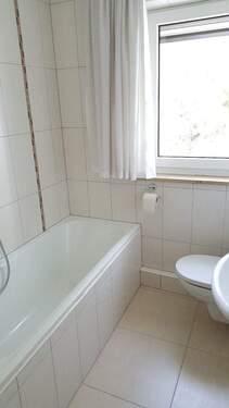 Bad mit Fenster - Wohnung - 2. OG - links - 