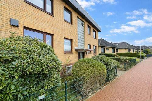 Vorderansicht (saisonale Anpassung durch KI) - 3 Zimmer Etagenwohnung zum Kaufen in Barmstedt