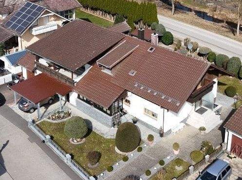 Blick auf das Anwesen - 9 Zimmer Mehrfamilienhaus, Wohnhaus in Mariaposching