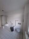 Dusche und Wanne - SCHÖNE WOHNUNG MIT BALKON - EINBAUKÜCHE AUF WUNSCH MÖGLICH!