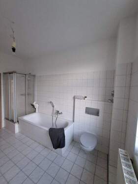 Dusche und Wanne - SCHÖNE WOHNUNG MIT BALKON - EINBAUKÜCHE AUF WUNSCH MÖGLICH!