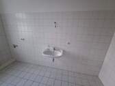 Waschplatz mit Stellfächen für Badmöbel - Etagenwohnung mit 78,00 m² in Chemnitz zur Miete