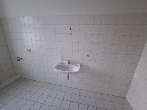 Waschplatz mit Stellfächen für Badmöbel - Etagenwohnung mit 78,00 m² in Chemnitz zur Miete