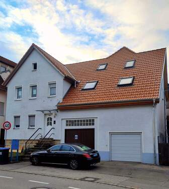 Gebäudefront - Attraktive Wohnung im Landhausstil in einem liebenswerten 3-Familienhaus, Veranda, Gartenanteile