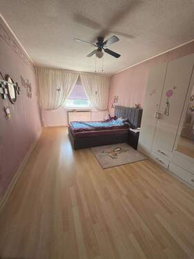 Schlafzimmer - KahlowImmobilien.berlin* Investment mit Potential - guter Grundriss, mit Balkon und Außenstellplatz