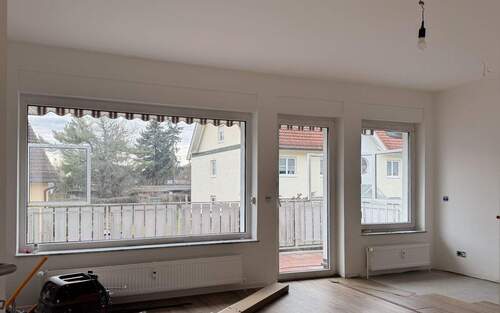 Wohnzimmer mit Balkon - 3 Zimmer-Wohnung mit Balkon - 580,00&nbsp;EUR Kaltmiete, ca.&nbsp; 79,50&nbsp;m&sup2;&nbsp;Wohnfl&auml;che