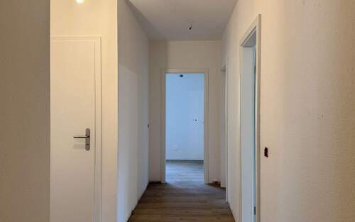 Flur - Etagenwohnung mit 79,50 m&sup2; in Hoyerswerda zur Miete