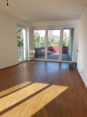 Wohnzimmer mit Balkon - 