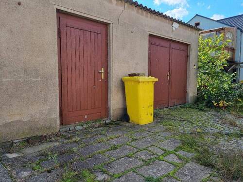 Seitengebäude mit Garage - 