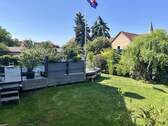 perfekter Rückzugsort... die Gartenfläche hinter dem Haus mit Poolanlage - 