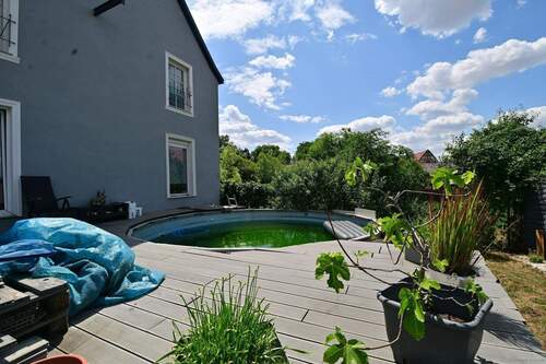 Poolanlage mit Liegefläche - 