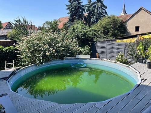 Poolanlage mit Liegefläche im ruhig gelegenen Garten - 