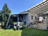überdachte Freifläche mit Pergola und Nebengebäude - 