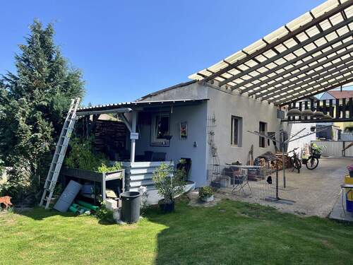 überdachte Freifläche mit Pergola und Nebengebäude - 