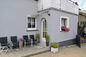 Hauseingang mit Windfang und Balkon - 