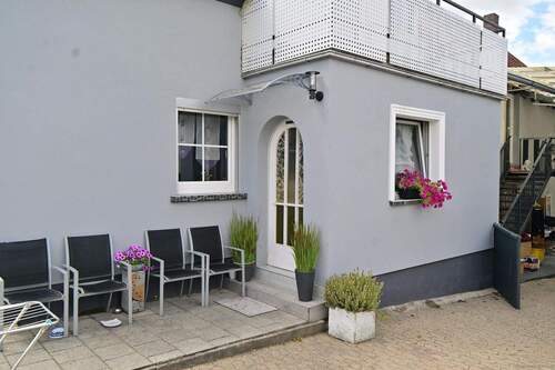 Hauseingang mit Windfang und Balkon - 