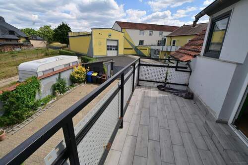 sonnig gelegener Balkon mit Ausblick - 