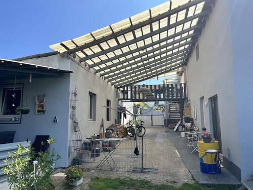 überdachter Innenhof mit Nebengebäude - 