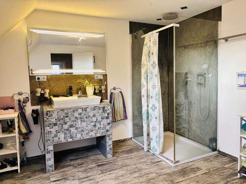 Komfortbad mit bodengleicher Dusche (Haupthaus DG) - 