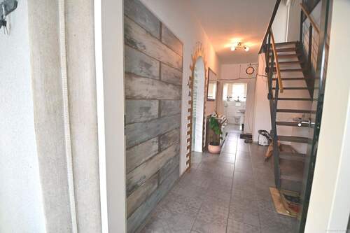 gefliester Flur mit Treppenanlage zum Dachgeschoss (Haupthaus) - 