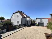 Gesamtansicht von Haus mit Nebengebäude und Hof - Einfamilienhaus mit 280,00 m&sup2; in Knetzgau zum Kaufen