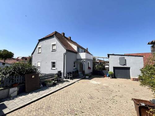 Gesamtansicht von Haus mit Nebengebäude und Hof - Einfamilienhaus mit 280,00 m&sup2; in Knetzgau zum Kaufen