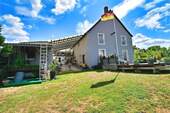 Nordansicht mit Pool und Gartenfläche - 
