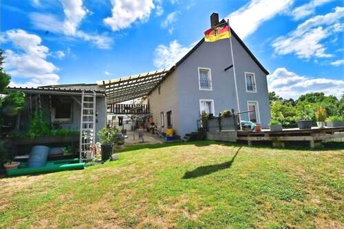 Nordansicht mit Pool und Gartenfläche - 
