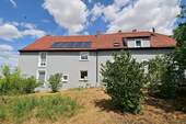Westansicht vom Haus & Nebengebäude (inkl. Solaranlage) - 
