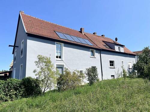 Westansicht vom Haus & Nebengebäude (inkl. Solaranlage) - 