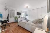 Schlafzimmer EG - Mehrfamilienhaus, Wohnhaus mit 165,00 m² in Leverkusen zum Kaufen