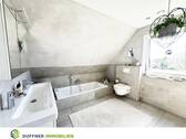 Badezimmer im Dachgeschoss - 