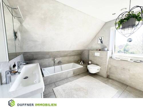 Badezimmer im Dachgeschoss - 