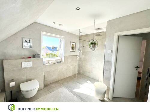 Badezimmer im Dachgeschoss - 