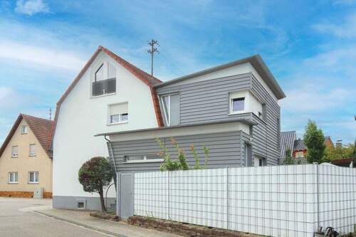 Außenanicht - Tradition trifft Moderne: Freistehendes 2-Familienhaus in Graben-Neudorf zur flexiblen Nutzung.