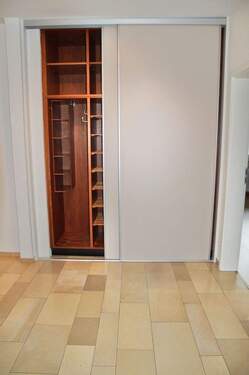 Praktischer Einbauschrank im Flur - 3 Zimmer Etagenwohnung in Zirndorf