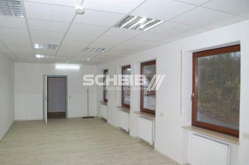 hell durch viele Fenster - Bürofläche Nähe B19 in Gelbingen