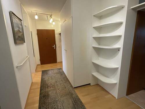 großzügige Diele mit Einbauschrank - 