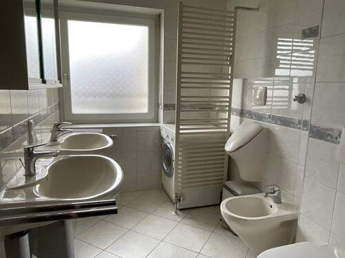 Tageslichtbad mit Top-Ausstattung - 