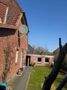 Der Garten zum Nebengebäude - 6 Zimmer Doppelhaushälfte in Lüneburg
