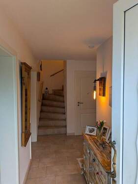 Flur mit Treppe ins OG - 