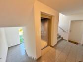 Treppenhaus mit Aufzug - 