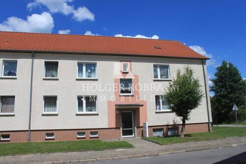 Hauseingang - 3-Raum-Wohnung im Erdgeschoss - 328,00 EUR Kaltmiete, ca.  58,50 m² Wohnfläche